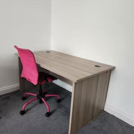Central London Flat: Quick Access, Refurbished 3-Bed Near Station Exterior photo