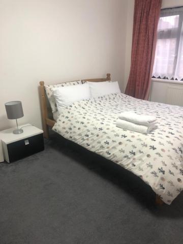 Central London Flat: Quick Access, Refurbished 3-Bed Near Station Exterior photo