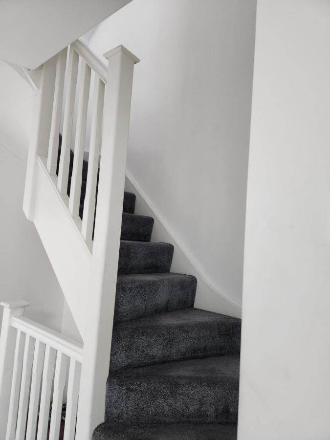 Central London Flat: Quick Access, Refurbished 3-Bed Near Station Exterior photo