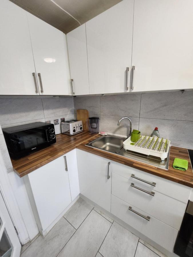 Central London Flat: Quick Access, Refurbished 3-Bed Near Station Exterior photo