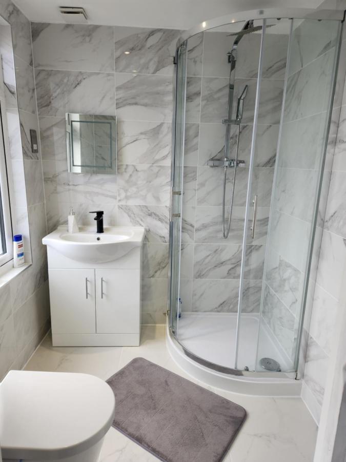 Central London Flat: Quick Access, Refurbished 3-Bed Near Station Exterior photo