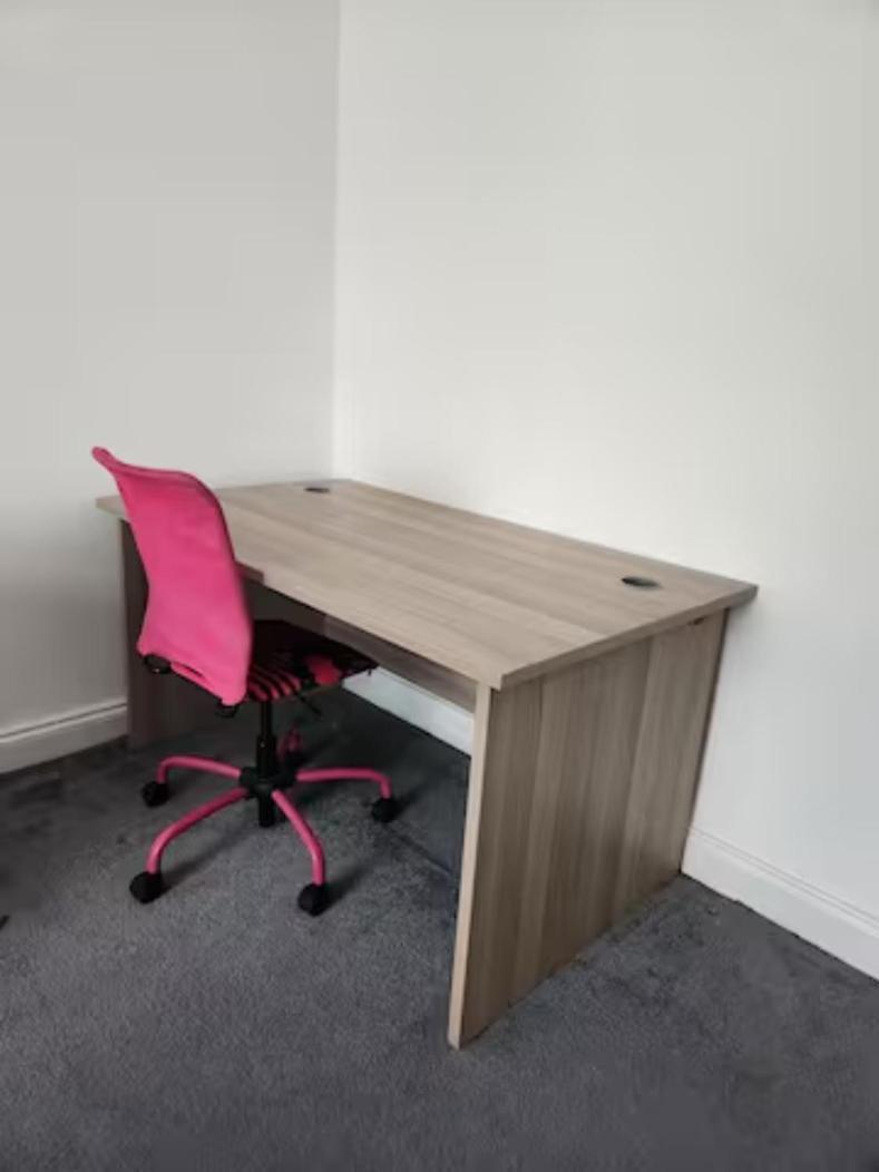 Central London Flat: Quick Access, Refurbished 3-Bed Near Station Exterior photo