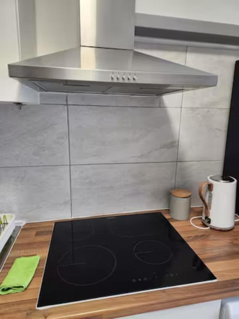 Central London Flat: Quick Access, Refurbished 3-Bed Near Station Exterior photo