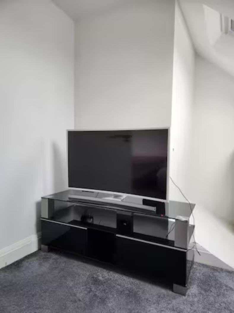 Central London Flat: Quick Access, Refurbished 3-Bed Near Station Exterior photo