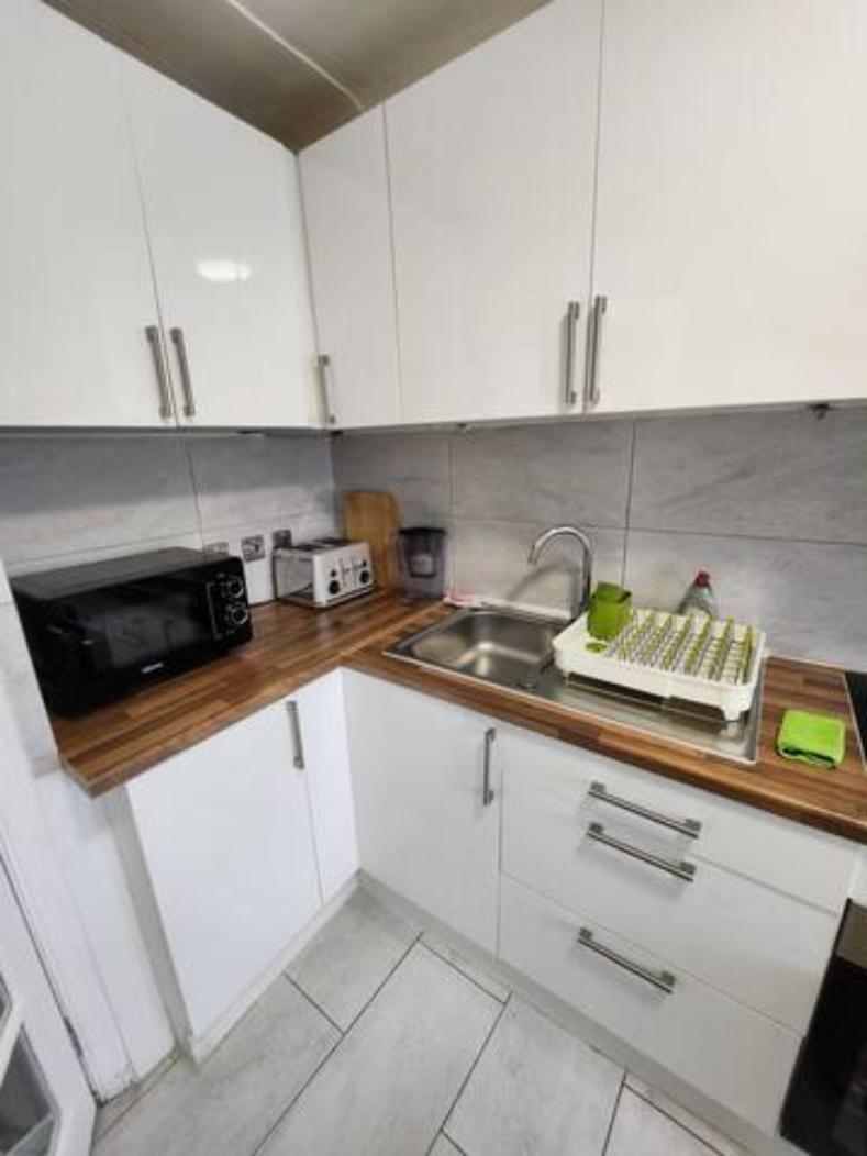 Central London Flat: Quick Access, Refurbished 3-Bed Near Station Exterior photo
